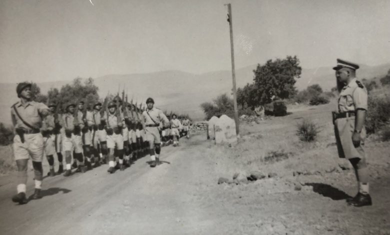جمال الفيصل أثناء مراسم الاستعراض وتوزيع الأوسمة على جبهة الجولان 1948 ( 3/1 )
