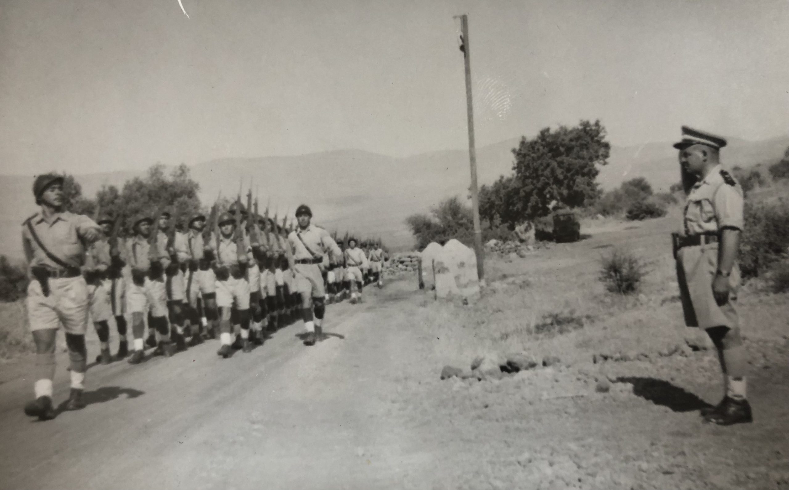 جمال الفيصل أثناء مراسم الاستعراض وتوزيع الأوسمة على جبهة الجولان 1948 ( 3/1 )