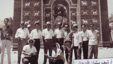 التاريخ السوري المعاصر - أعضاء في نادي الفنون الجميلة في السويداء أمام برج بابل في العراق 1963