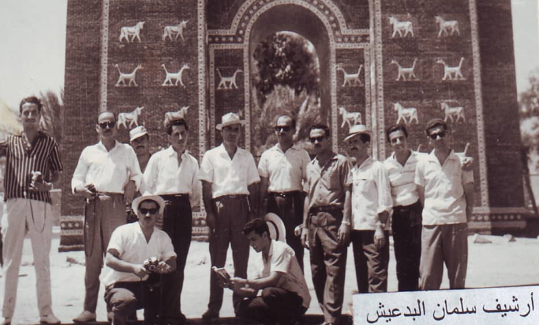 أعضاء في نادي الفنون الجميلة في السويداء أمام برج بابل في العراق 1963
