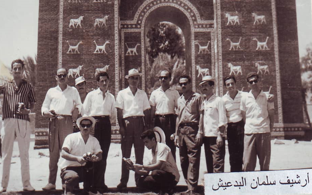 أعضاء في نادي الفنون الجميلة في السويداء أمام برج بابل في العراق 1963