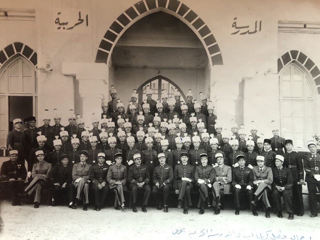 التاريخ السوري المعاصر - جمال الفيصل في صورة تذكارية عند التخرج من الكلية الحربية عام 1939