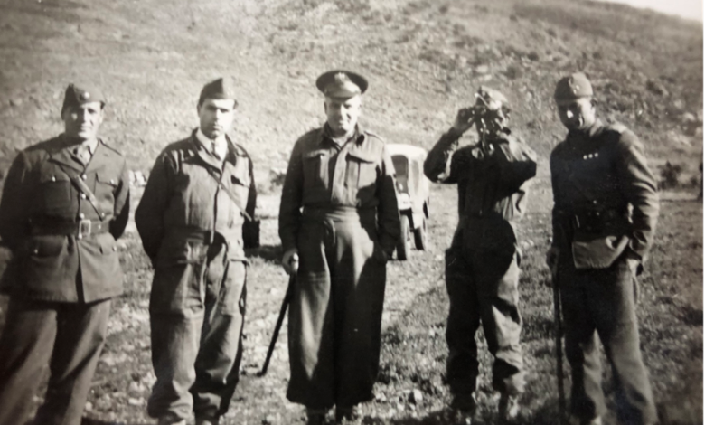 التاريخ السوري المعاصر - أفراد من الفوج السادس برفقة قائدهم المقدم جمال الفيصل في الجولان عام 1948