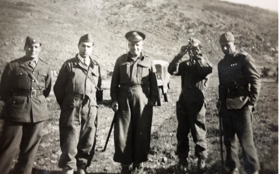 أفراد من الفوج السادس برفقة قائدهم المقدم جمال الفيصل في الجولان عام 1948