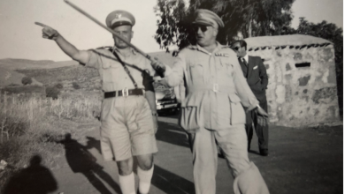 جمال الفيصل مع أحد قادة الجيش على جبهة الجولان عام 1948م