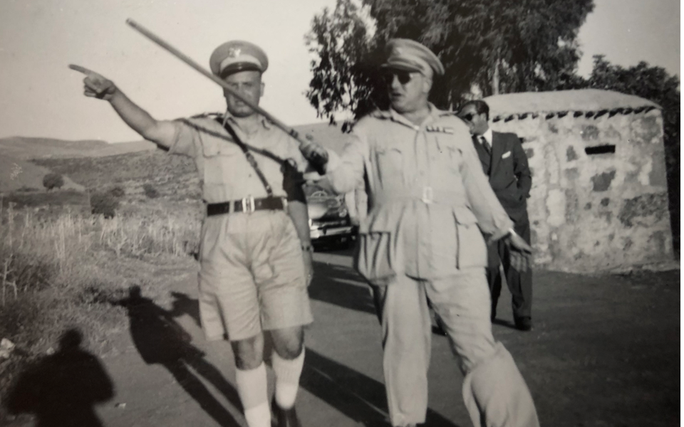 جمال الفيصل مع أحد قادة الجيش على جبهة الجولان عام 1948م