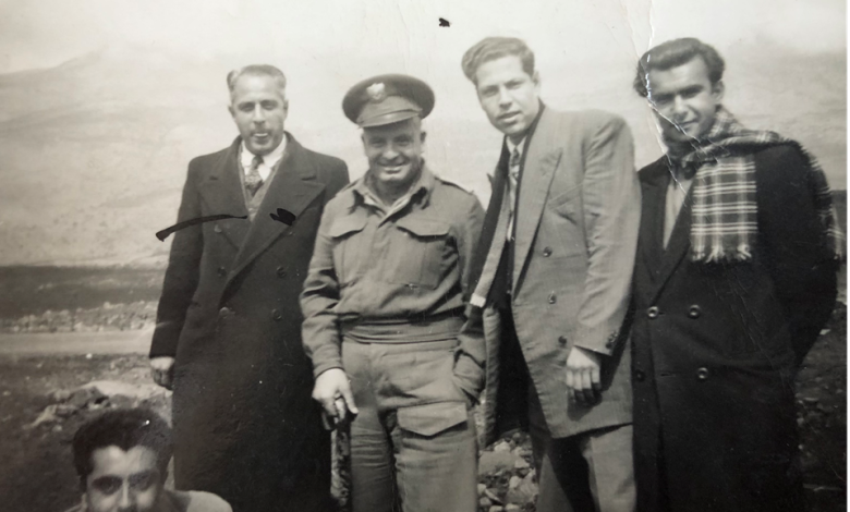 جمال الفيصل مع عدد من طلاب وأساتذة الجامعة في الجولان 1948