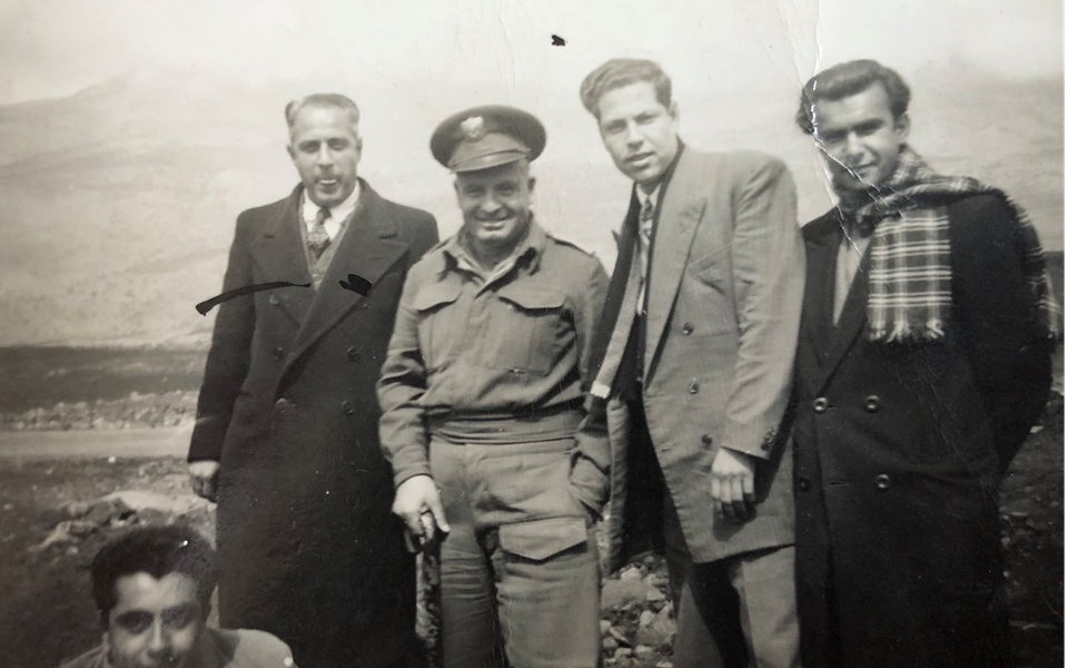 جمال الفيصل مع عدد من طلاب وأساتذة الجامعة في الجولان 1948