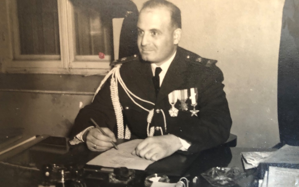 جمال الفيصل المرافق الشخصي للرئيس الأتاسي في مكتبه بالقصر الجمهوري