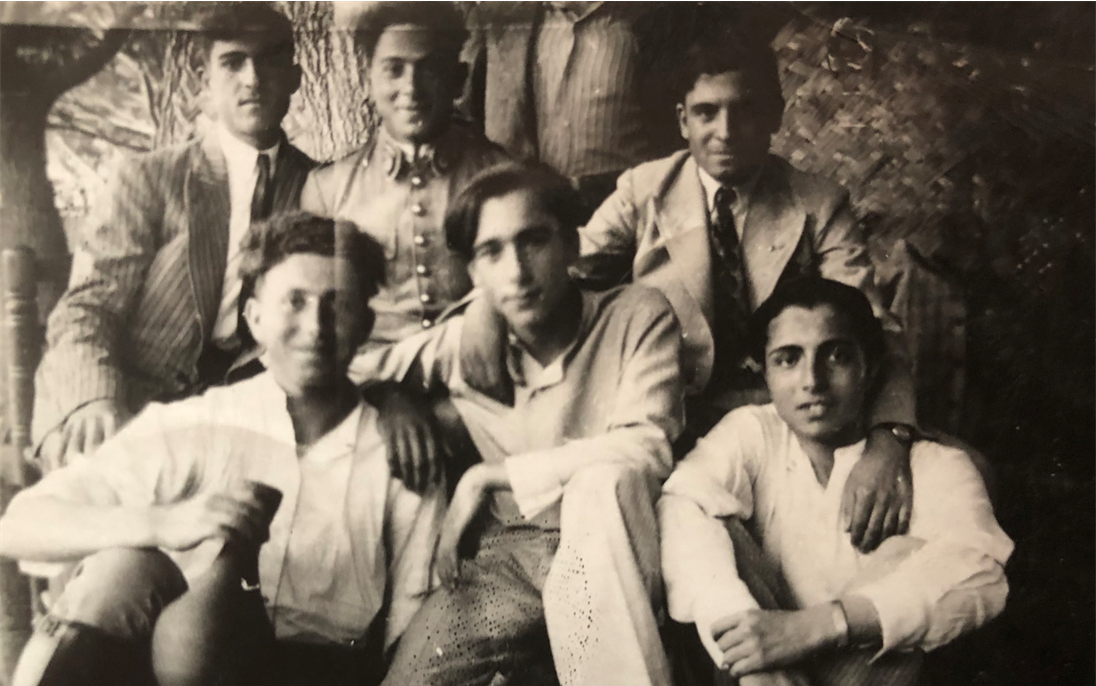 جمال الفيصل مع رفاقه أيام الدراسة (3)