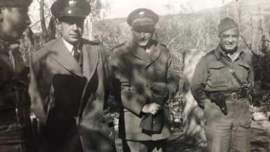 جمال الفيصل مع عدد من الضباط أثناء زيارة الرئيس القوتلي للجبهة 1948م