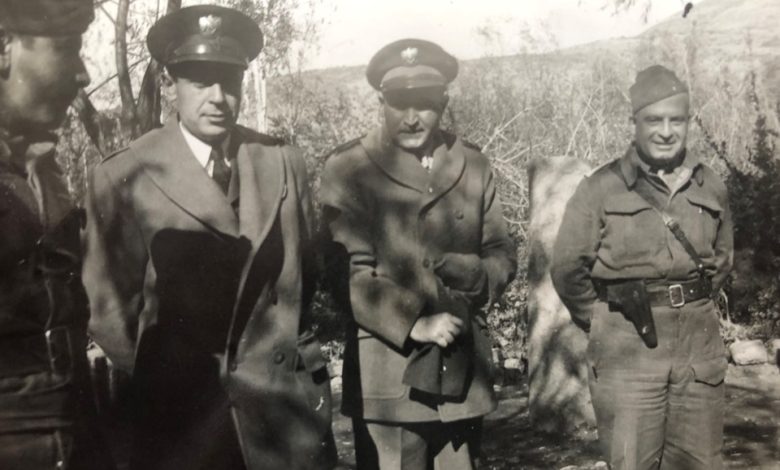 جمال الفيصل مع عدد من الضباط أثناء زيارة الرئيس القوتلي للجبهة 1948م