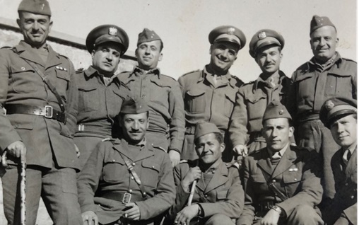 جمال الفيصل مع ضباط من اللواء الثاني في منطقة التل الأحمر بالجولان 1949