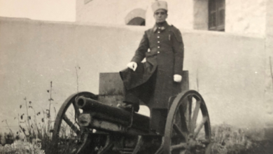 التاريخ السوري المعاصر - الطالب الضابط جمال الفيصل يقف على مدفع في الكلية الحربية عام 1939