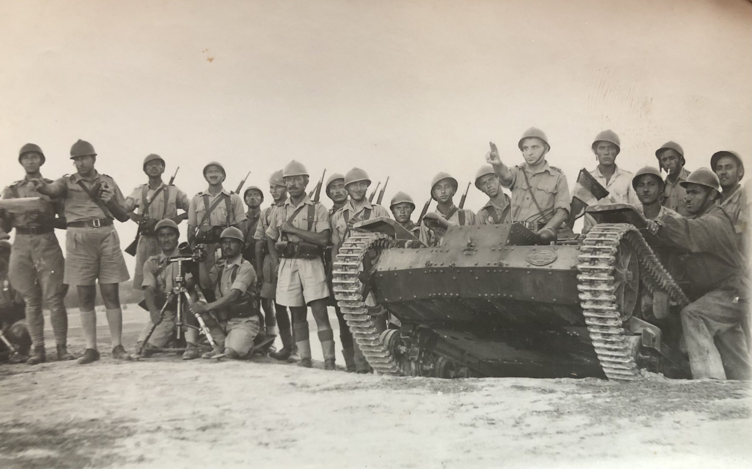 الملازم جمال الفيصل في مناورة عسكرية عام 1944م