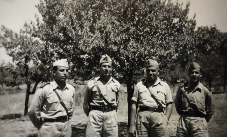جمال الفيصل مع رفاقه الضباط في منطقة التل الأحمر في الجولان 1948