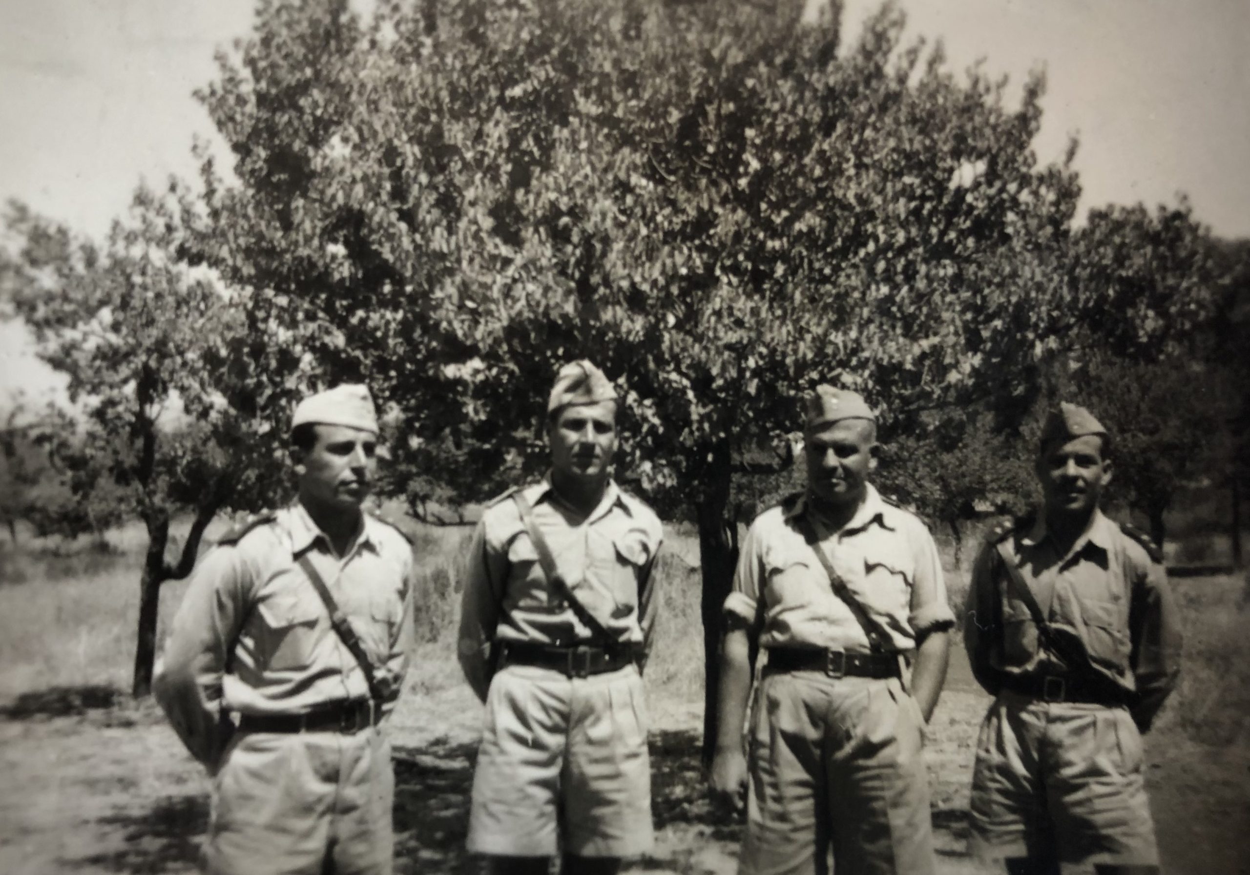 جمال الفيصل مع رفاقه الضباط في منطقة التل الأحمر في الجولان 1948