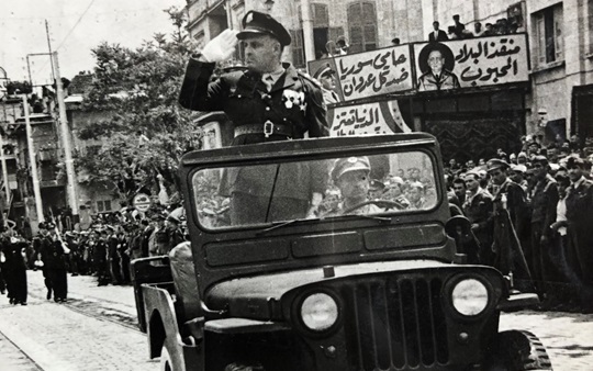 جمال الفيصل خلال العرض العسكري الذي نفذه الجيش احتفالاً بالإطاحة بالزعيم 1949