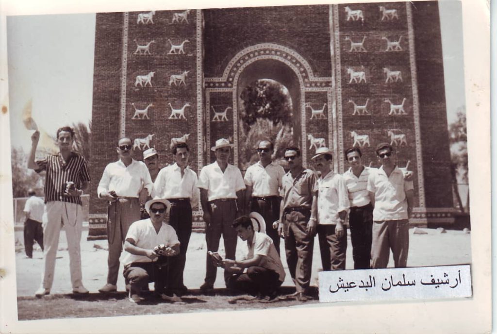التاريخ السوري المعاصر - أعضاء في نادي الفنون الجميلة في السويداء أمام برج بابل في العراق 1963