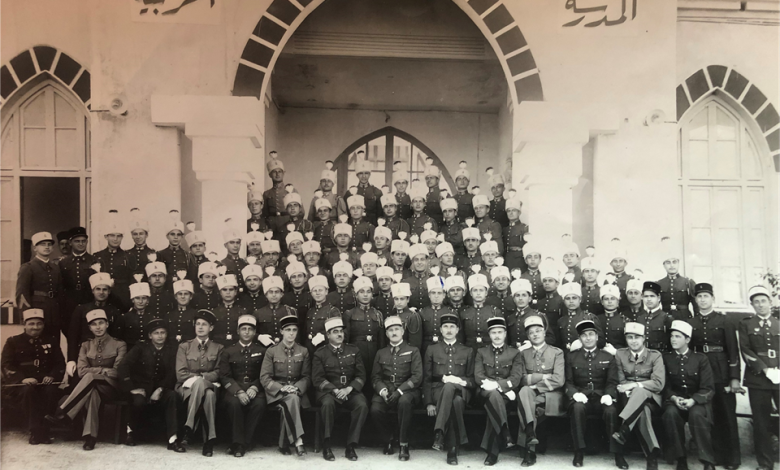 جمال الفيصل في صورة تذكارية عند التخرج من الكلية الحربية عام 1939