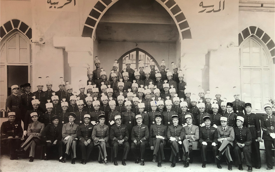 جمال الفيصل في صورة تذكارية عند التخرج من الكلية الحربية عام 1939