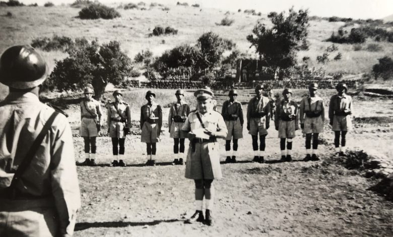 جمال الفيصل أثناء مراسم الاستعراض وتوزيع الأوسمة في جبهة الجولان 1948 ( 3/2 )