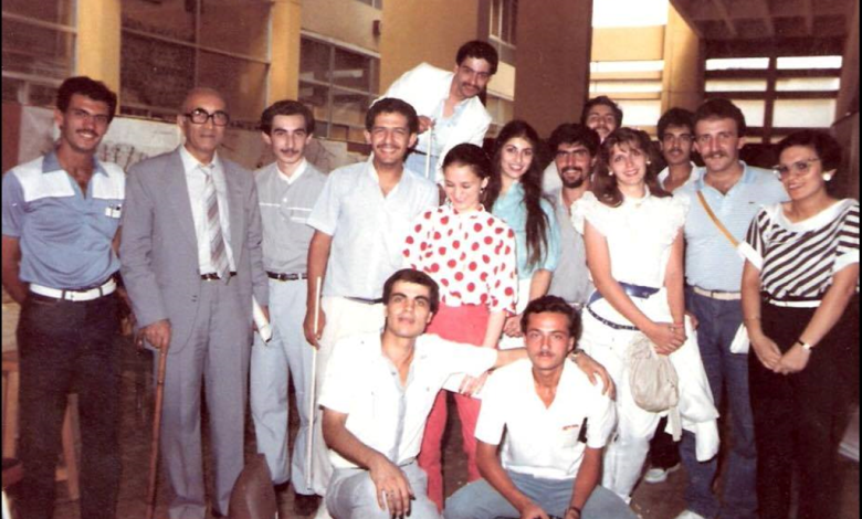 التاريخ السوري المعاصر - الفنان محمود حماد و طلاب في كلية العمارة عام 1983