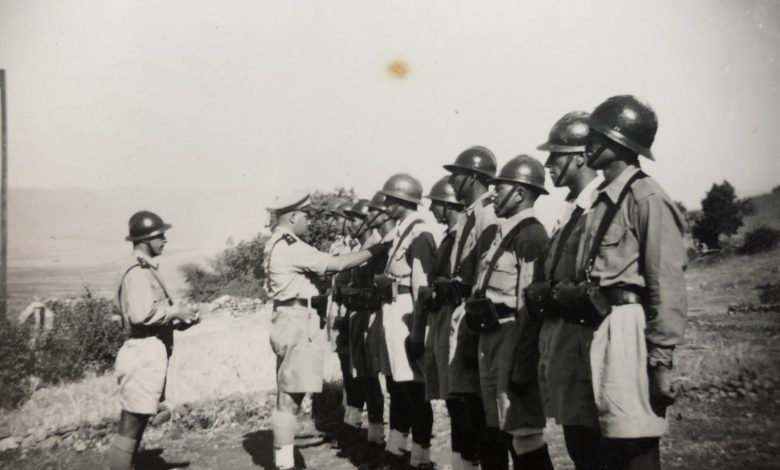 جمال الفيصل أثناء مراسم الاستعراض وتوزيع الأوسمة في جبهة الجولان 1948 ( 3/3 )