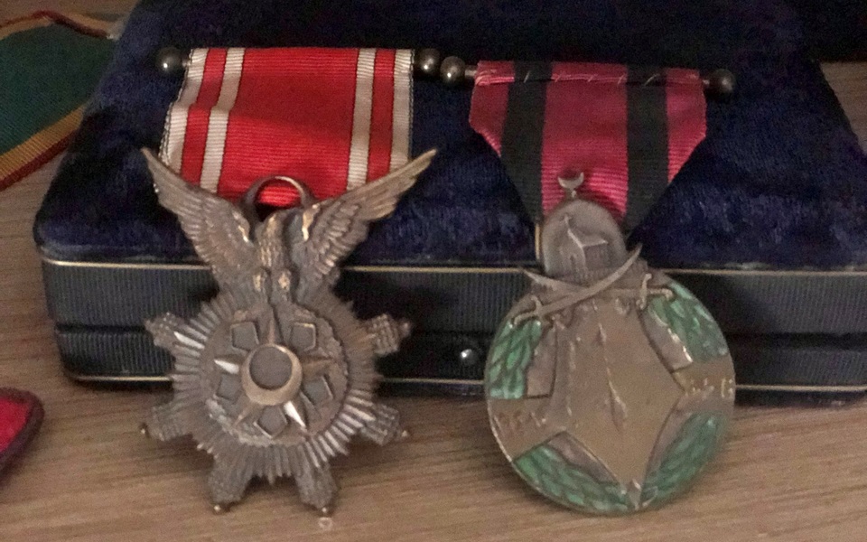 وسام فلسطين والوسام الحربي اللذان نالهما المقدم جمال الفيصل في حرب فلسطين