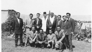 طلاب من جامعة دمشق مع الأمير فهد بن عبد العزيز في رحلة لهم إلى السعودية 1953