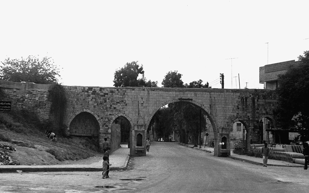 سبيلا شارع أبي الفداء في حماة عام 1977