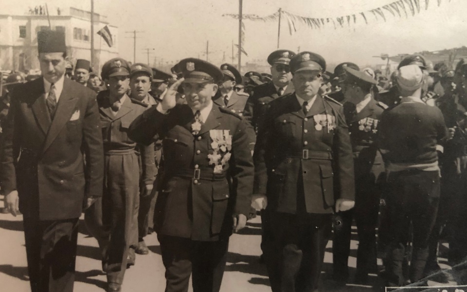 أديب الشيشكلي وجمال الفيصل في العرض العسكري بمناسبة شراء صفقة أسلحة (1)