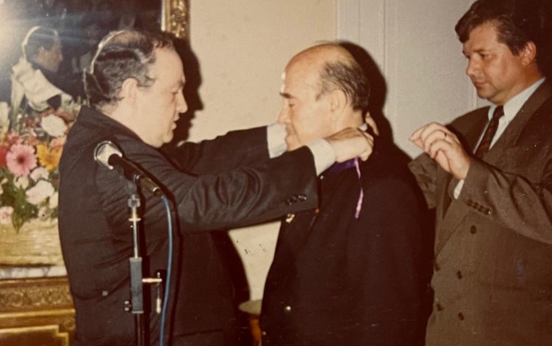 عدنان البني يتقلد السعف الاكاديمي في السفارة الفرنسية في دمشق 1995