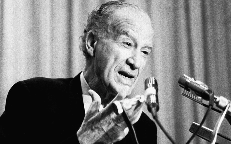  الشاعر عمر أبو ريشة في المكتبة الوطنية بدمشق عام 1989