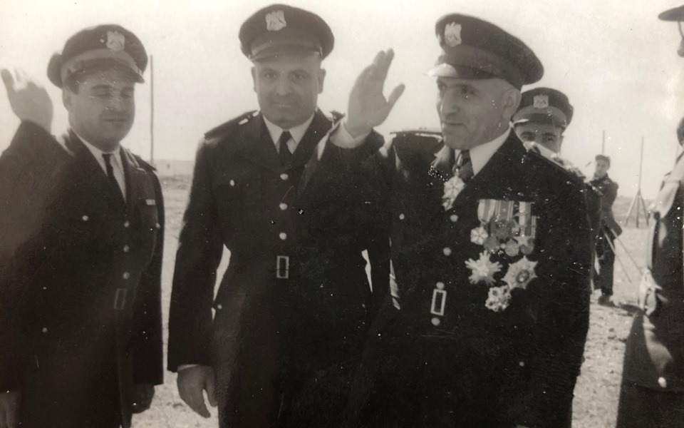 أديب الشيشكلي وجمال الفيصل في العرض العسكري بمناسبة شراء صفقة أسلحة (2)