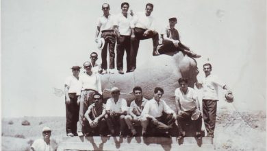 التاريخ السوري المعاصر - أعضاء من نادي الفنون الجميلة في السويداء عند تمثال أسد بابل في العراق عام 1963