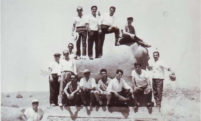 أعضاء من نادي الفنون الجميلة في السويداء عند تمثال أسد بابل في العراق عام 1963