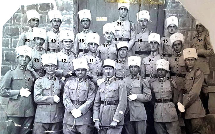 توفيق نظام الدين في صورة تذكارية لطلاب دورة الكلية الحربية عام 1934م