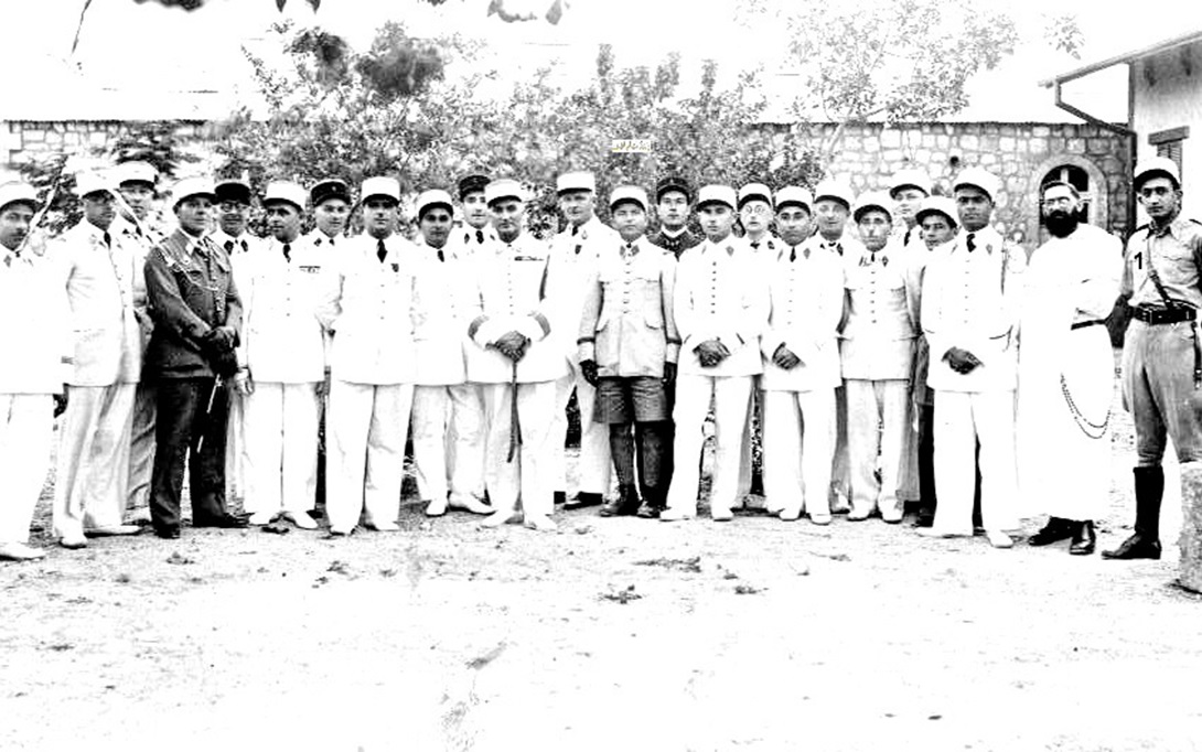 توفيق نظام الدين مع مجموعة من الضباط السوريين والفرنسيين وأحد رجال الدين