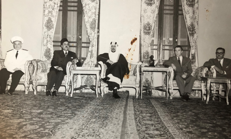 جمال الفيصل يهنئ سعود عبد العزيز بالتربع على عرش السعودية 1954