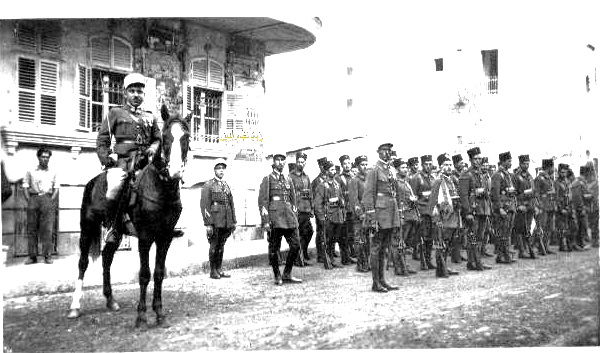 عناصر فرقة عسكرية مع قائدهم في احد شوارع حلب عام 1927