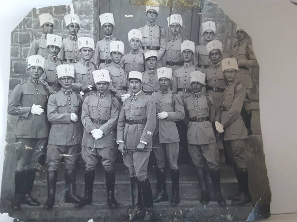 التاريخ السوري المعاصر - توفيق نظام الدين في صورة تذكارية لطلاب دورة الكلية الحربية عام 1934م