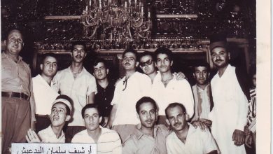 التاريخ السوري المعاصر - أعضاء من نادي الفنون الجميلة في السويداء في أحد جوامع النجف في العراق عام 1963م