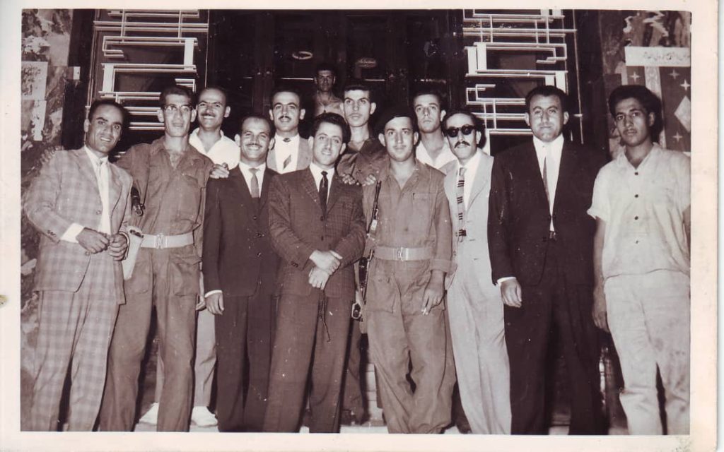 التاريخ السوري المعاصر - أعضاء من نادي الفنون الجميلة في السويداء أمام باب وزارة الدفاع في العراق عام 1963م