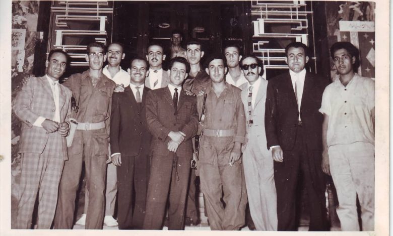 أعضاء من نادي الفنون الجميلة في السويداء أمام باب وزارة الدفاع في العراق عام 1963م