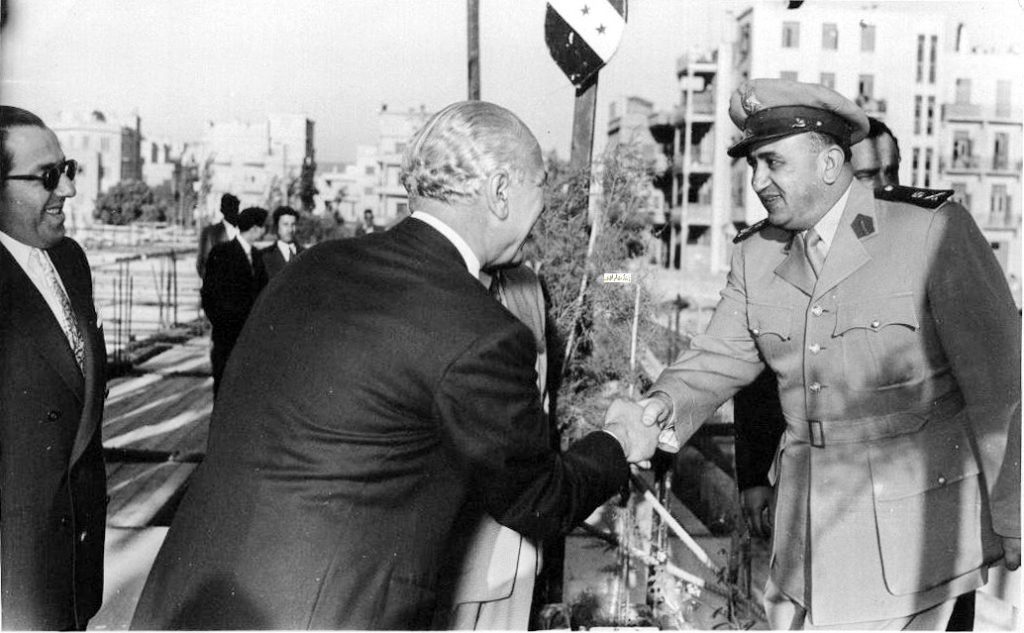 التاريخ السوري المعاصر - اللواء توفيق نظام الدين وأحد مستقبليه في إحدى المناسبات 1957 (2)