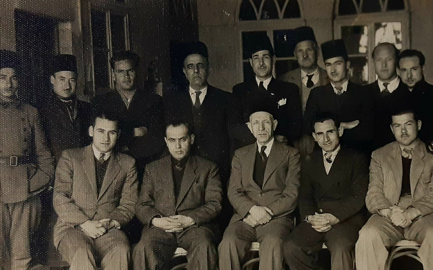 موظفو دائرة إعاشة حماة مع رئيسها قدري الكيلاني عام 1945