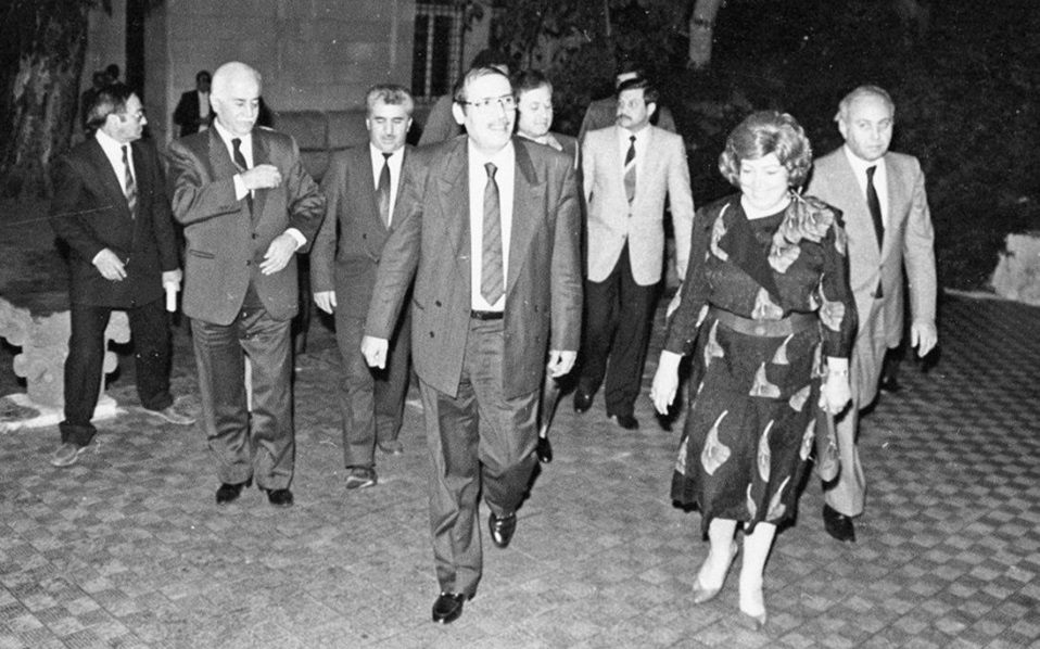 نجاح العطار في استقبال محمود الزعبي في حفل تكريم الفنانين التشكيليين عام 1989م