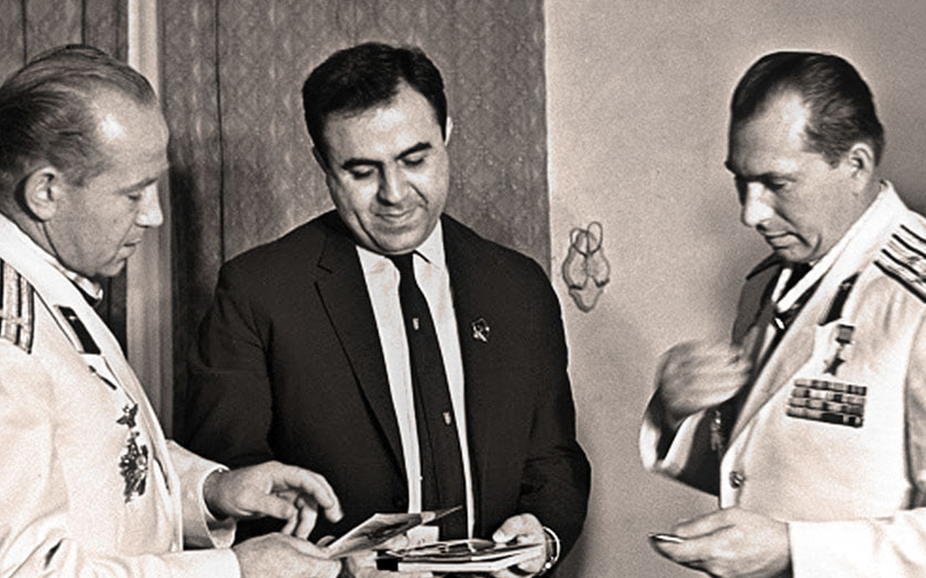 الرئيس نور الدين الأتاسي يستقبل رواد الفضاء السوفييت عام 1966