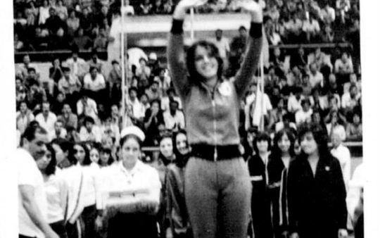 تتويج ريما شلهوب في مسابقة كرة السلة الأنثوية في الاسكندرية عام 1975